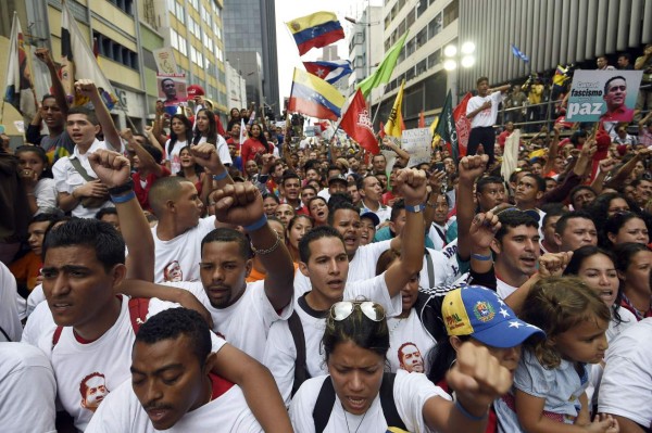Gobierno y oposición venezolana marchan separados contra la violencia