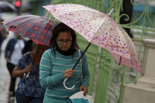 El Salvador decreta alerta verde por la tormenta tropical Nana  