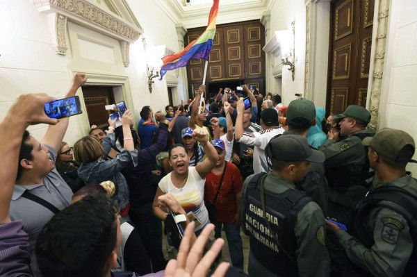 Parlamento acuerda iniciar proceso de juicio político contra Maduro  