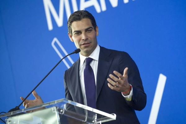 El alcalde de Miami tiene coronavirus tras reunirse con presidente de Brasil