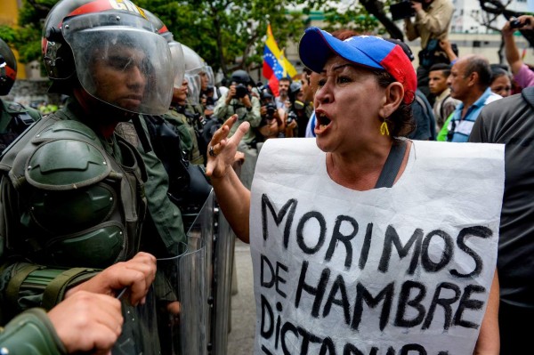 Venezolanos: '¡Revocatorio, revocatorio!, ¡Fuera Maduro!
