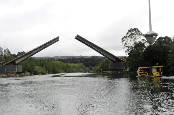 Ministro chileno declara en juicio por puente construido al revés