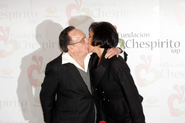 Roberto Gómez Bolaños se besa con su esposa Florinda Meza.