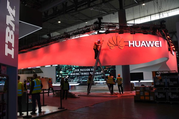 Workers prepare facilities for the Mobile World Congress in Barcelona on February 25, 2017, before the start of the world's biggest mobile fair, held from February 27 February to 2 March. / AFP PHOTO / LLUIS GENE