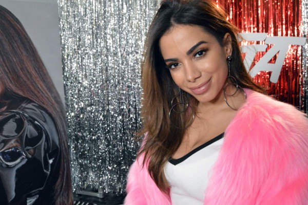 Con 'Medicina' o 'Veneno', Anitta vuelve a cantar en español