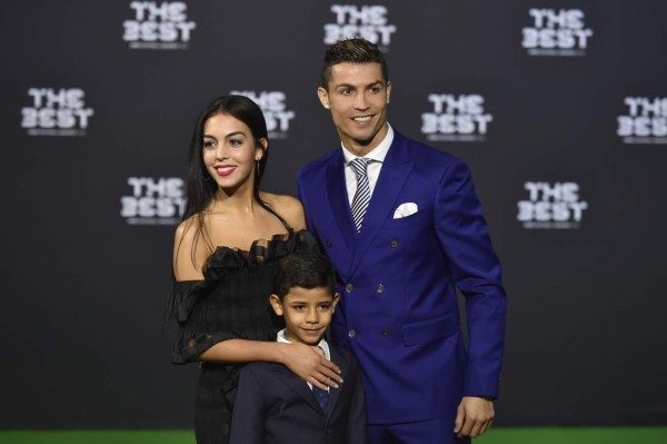 Cristiano oficialmente junto a su novia en 'The best'