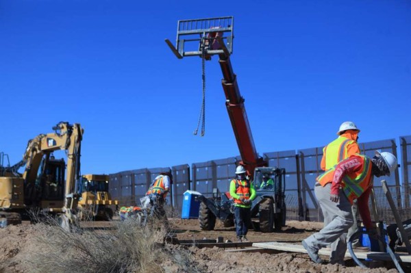 Sigue construcción del muro en la frontera de EEUU pese a orden de Biden