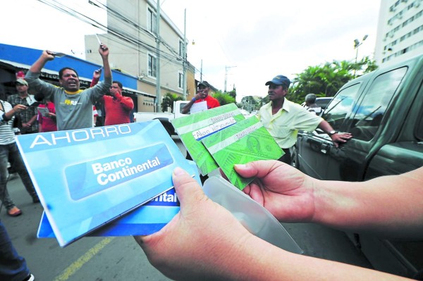 Multitud de clientes quiso sacar su dinero de Banco Continental