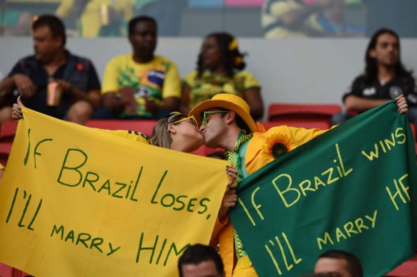 Hinchas brasileños abuchean a Scolari y aplauden a David Luiz