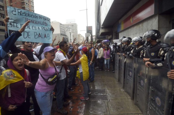 Opositores marchan en Venezuela en recuerdo a los fallecidos hace un año