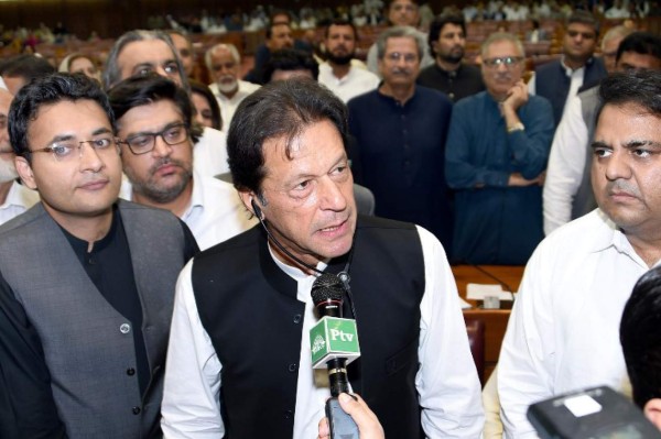 Héroe deportivo Imran Khan, investido primer ministro de Pakistán