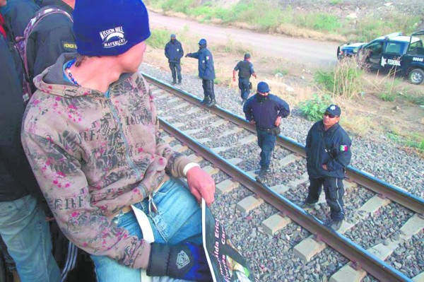 Migrantes cruzan como balseros el sur de México