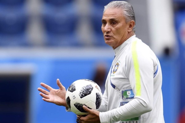 DT de Brasil y Douglas Costa lesionados tras victoria ante Costa Rica