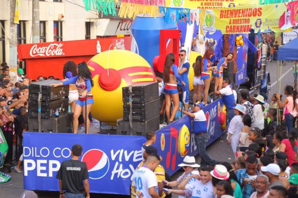 Colorido y belleza en desfile de carrozas y comparsas de La Ceiba