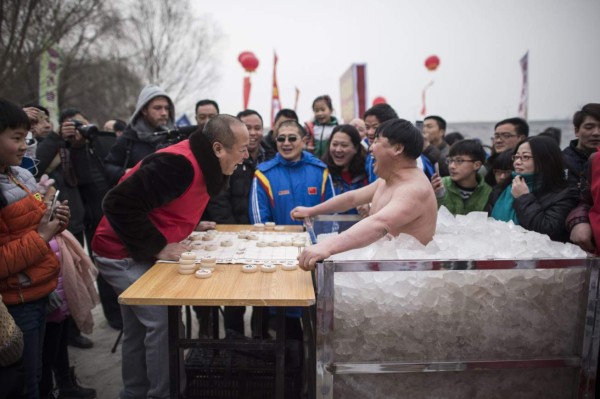 Un chino aguanta más de una hora desnudo en el hielo sin perder la sonrisa