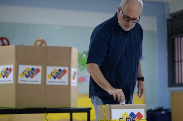 A Venezuelan votes during regional elections in Caracas' municipality of Chacao, where people choose the governor for the state of Miranda, on October 15, 2017.Venezuelans headed to the polls Sunday in regional elections seen as a crucial test for President Nicolas Maduro and the opposition alike after months of deadly street protests failed to unseat him. An estimated 18 million people are eligible to elect governors to four-year terms in 23 states. / AFP PHOTO / Federico PARRA