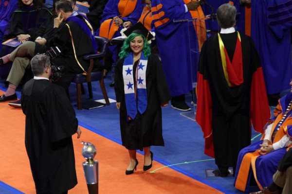 Hondureña se gradúa con honores en universidad de EEUU