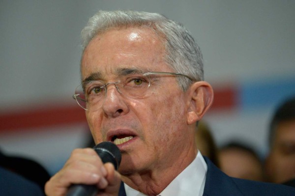 Duque defiende a Uribe tras orden de detención en Colombia