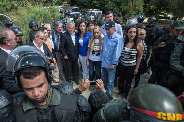 Venezuela impide a expresidentes visitar en la cárcel a Leopoldo López  