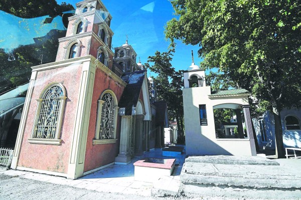 View of elaborate tombs in the Jardines del Humaya cemetery in Culiacan, Sinaloa state in northwest Mexico, on December 7, 2016. On Sunday, December 11, 2016 Mexico marked 10 years since the government began to deploy troops in a drug war that has killed tens of thousands of people, with many victims buried unceremoniously in mass graves, dumped on roadsides or left hanging on bridges. But the drug barons of Sinaloa state have given themselves more dignified final resting places: two-story tombs fitted with living rooms, air conditioning and bulletproof glass. / AFP PHOTO / ALFREDO ESTRELLA