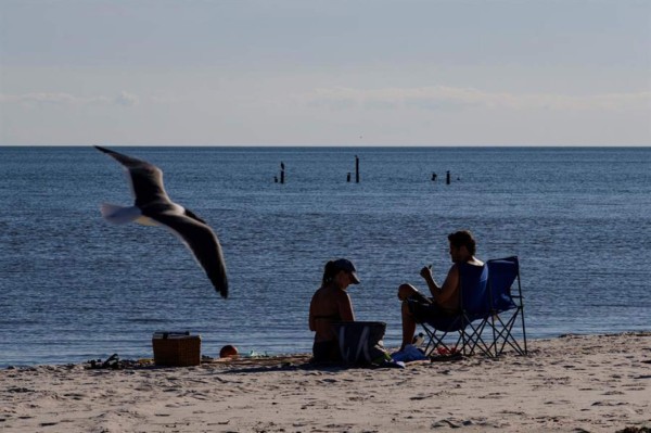 Europa comienza a levantar confinamiento por coronavirus que arrasa precio del crudo
