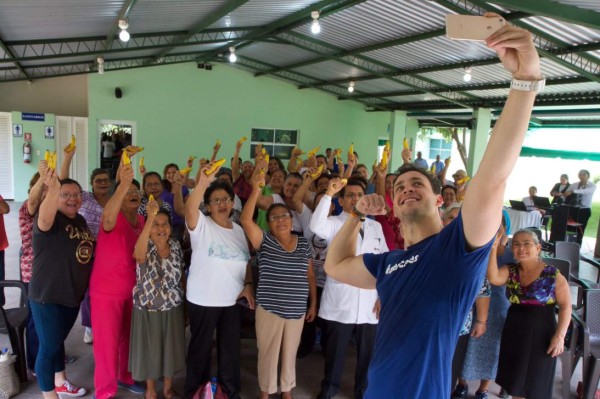 Así fue el paso del 'doctor más sexy del mundo' en El Salvador