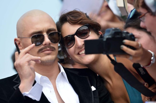 James Franco luce cabeza rapada y nuevo tatuaje en Venecia