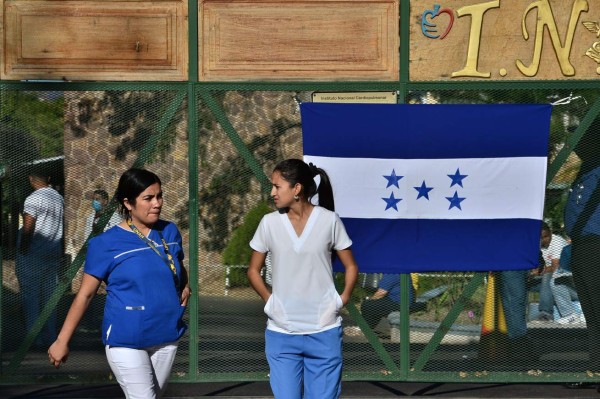 Personnel of the Cardiovascular National Institute, also known as the Thorax Hospital, strike to protest against the lack of materials to fight the COVID-19 coronavirus pandemic, in Tegucigalpa on March 12, 2020. - Latin American countries stepped up measures to slow the advance of the coronavirus Wednesday, announcing a slew of restrictions on travelers from the worst-affected countries and shutting down major sports events. (Photo by Orlando SIERRA / AFP)