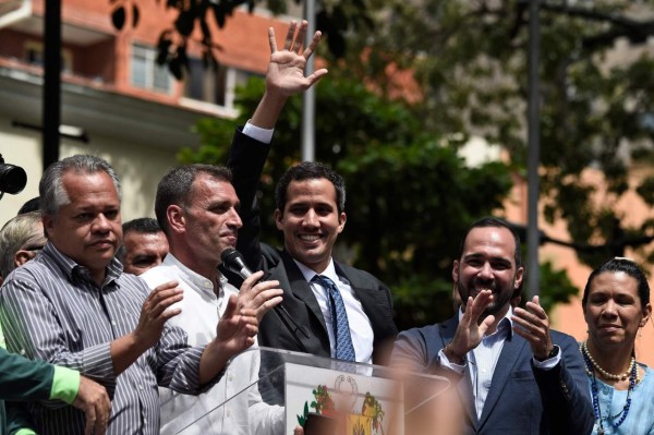 Guaidó anuncia el cese de la 'usurpación' y convoca a 'gran movilización' en Venezuela