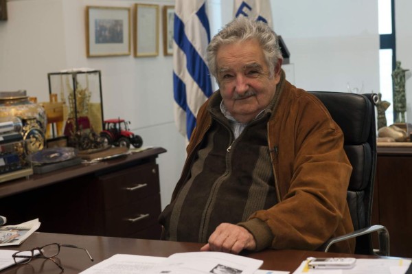 Mujica dice adiós a la presidencia con el tradicional 'abrazo simbólico' a Uruguay