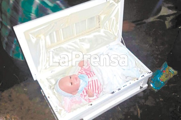 Hondureña finge embarazo, muerte del 'bebé” y entierra un muñeco