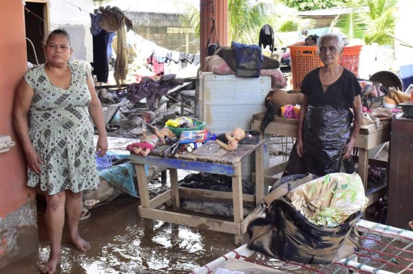 Presidente hondureño dice que el país 'vive la peor crisis' por covid y Eta