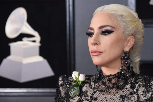 Lady Gaga suspende los últimos diez conciertos de su gira por fuertes dolores