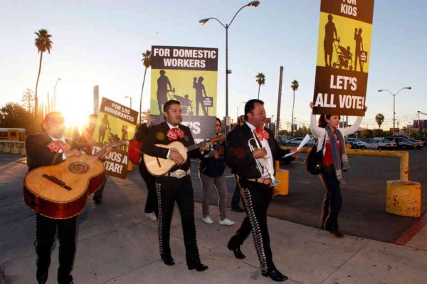 Con serenatas piden medidas migratorias en Estados Unidos