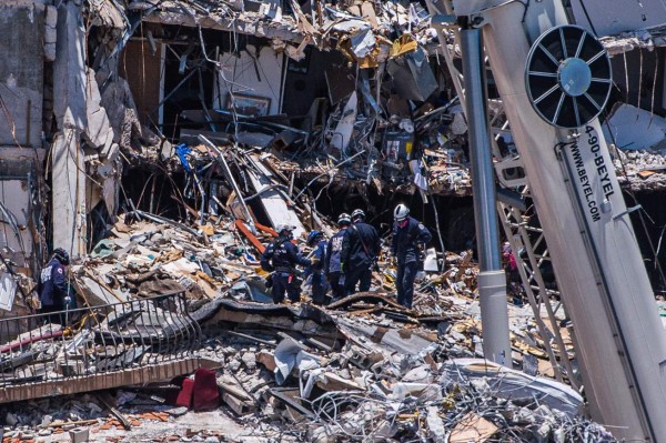 Se elevan a 12 los muertos del derrumbe de edificio en Miami-Dade