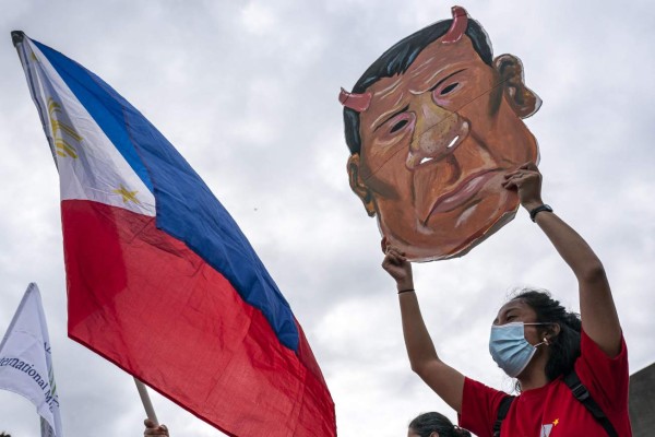 Arrestar a quienes usen mal la mascarilla, la polémica orden del presidente de Filipinas
