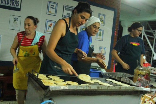 Se faja haciendo pupusas y estudiando Odontología