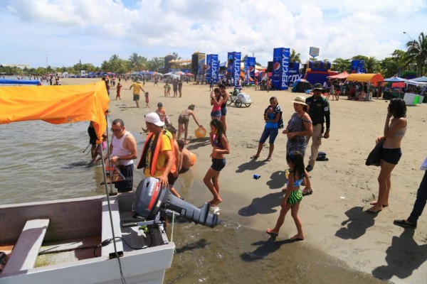 Miles de veraneantes se refrescan con las actividades de Emsula