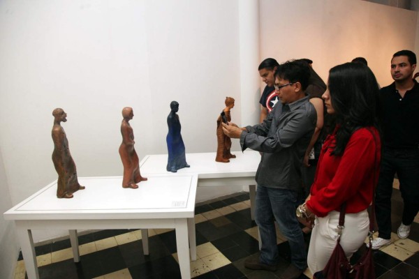 Reclamo femenino con pasión por la cerámica