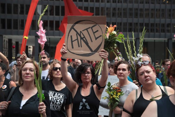 Charlottesville, manifestantes derriban estatua de soldado confederado  