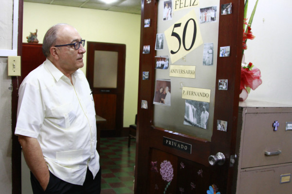 Se ordenó de sacerdote haciendo pasteles