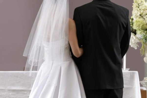 Hombre mata a seis familiares tras una boda a la que se oponía