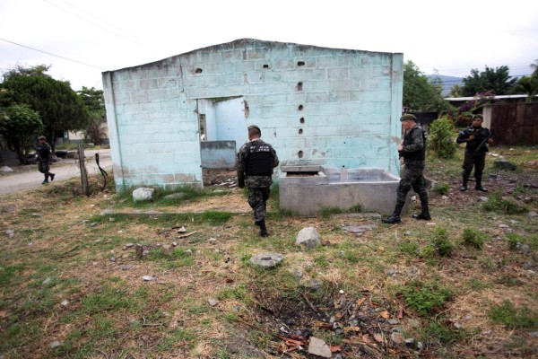 ACOMPAÑA CRÓNICA: HONDURAS VIOLENCIA. TEG601. SAN PEDRO SULA (HONDURAS), 30/03/2019.- Policías militares patrullan ayer viernes, 29 de marzo de 2019, en la Colonia Chamelecón de San Pedro Sula (Honduras). Las amenazas de pandillas es uno de los motivos, además de la extorsión y la inseguridad, por los que muchos hondureños se desplazan de manera forzada en Honduras, que registra unas 240.000 personas desplazadas en los últimos 14 años y requiere soluciones duraderas. EFE/Gustavo Amador