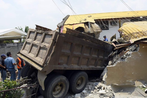 Volqueta se estrella en bufete de exalcalde de San Pedro Sula