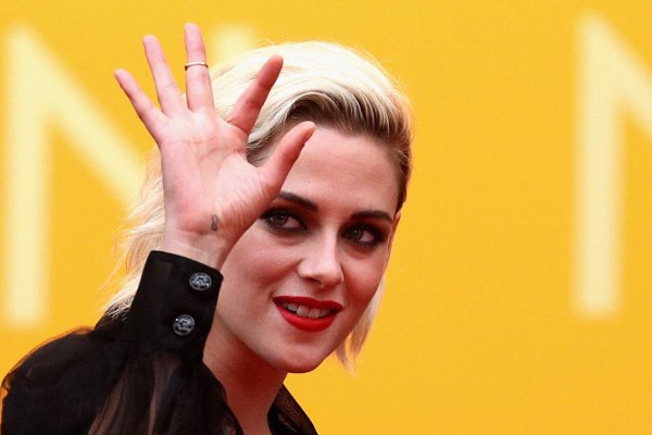 Kristen Stewart se relaja limpiando y ordenando