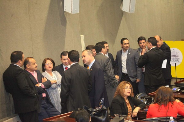 Elección de los siete se prolonga para el lunes