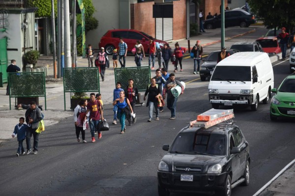 Caravana migrante avanza en condiciones deplorables con la vista en la frontera de México   