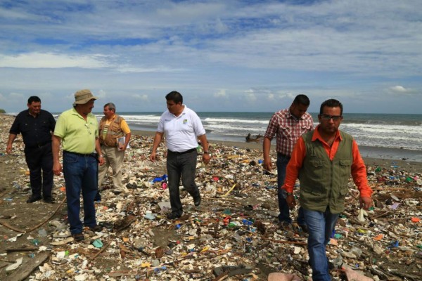 Playas de Omoa siguen recibiendo toneladas de basura
