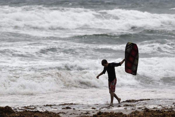 Surfistas se enfrentan a peligrosas olas en Florida, pese a amenaza de Irma