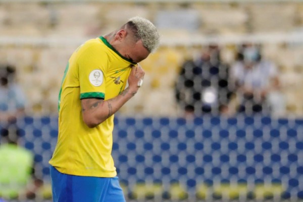 AMDEP6794. RÍO DE JANEIRO (BRASIL), 10/07/2021.- Neymar Jr de Brasil lamenta hoy la derrota contra Argentina, durante la final de la Copa América en el estadio Maracaná de Río de Janeiro (Brasil). EFE/Antonio Lacerda